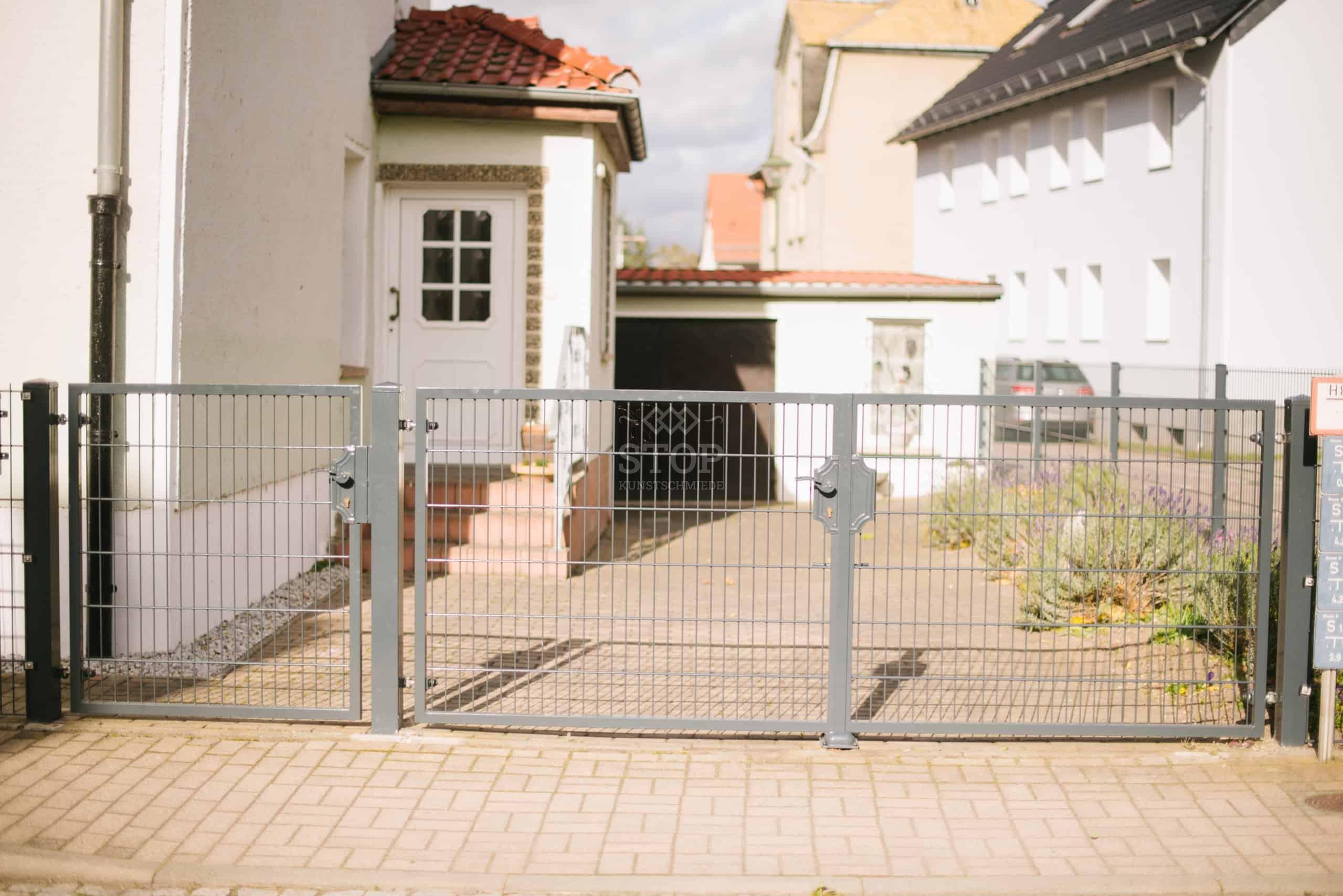 Stop-Kunstschmiede Metalltor, das sich in die Landschaft einfügt